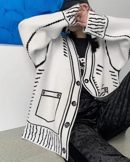 Schwarzer Strickmantel mit Graffiti-Print, Detail der Knopfleiste