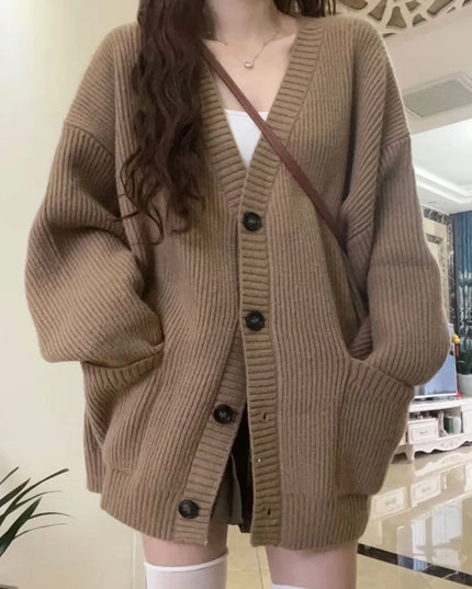 Taupefarbener Oversize Strickmantel, seitliche Ansicht