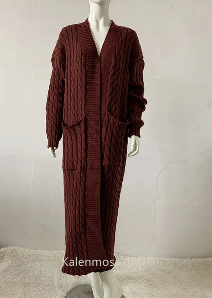 Dunkelbrauner Strickmantel extra lang mit Zopfmuster, V-Ausschnitt und Taschen, frontale Ansicht