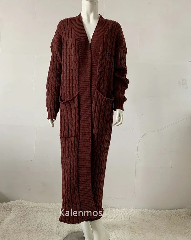 Dunkelbrauner Strickmantel extra lang mit Zopfmuster, V-Ausschnitt und Taschen, frontale Ansicht