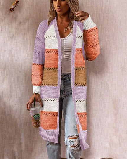 Lila Strickmantel mit Streifen in Weiß, Orange und Beige, offener Cardigan