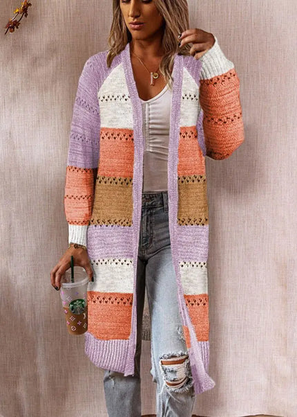 Lila Strickmantel mit Streifen in Weiß, Orange und Beige, offener Cardigan