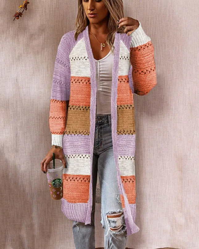 Lila Strickmantel mit Streifen in Weiß, Orange und Beige, offener Cardigan