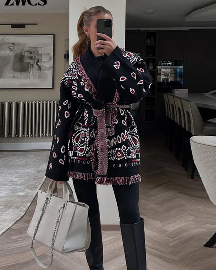 Schwarzer Strickmantel mit Bandana-Muster, Nahaufnahme des Jacquard-Musters