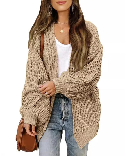 Sandfarbener Oversize Strickmantel mit Ballonärmeln, Vorderansicht