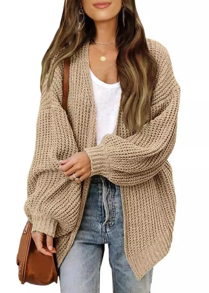 Sandfarbener Oversize Strickmantel mit Ballonärmeln, Vorderansicht