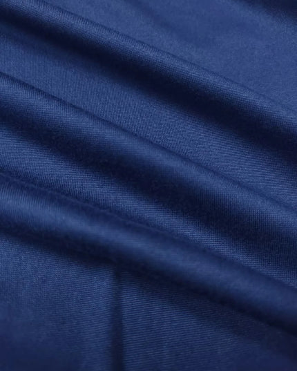 Nahaufnahme des Rippstrick-Materials am Strickmantel