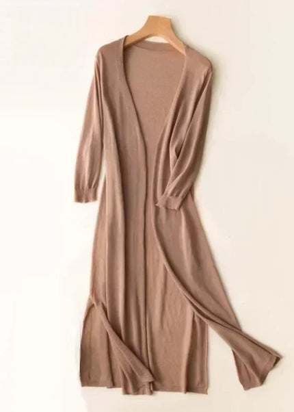 Camelfarbener Sommer Strickmantel, bodenlang, offen getragen