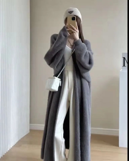 Grauer flauschiger Oversize Strickmantel als Ganzkörperaufnahme