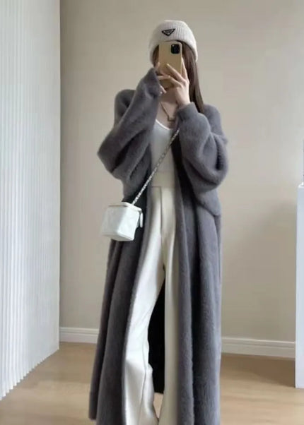 Grauer flauschiger Oversize Strickmantel als Ganzkörperaufnahme