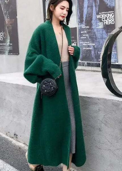 Grüner flauschiger Strickmantel lang in Ganzansicht, oversize und bodenlang