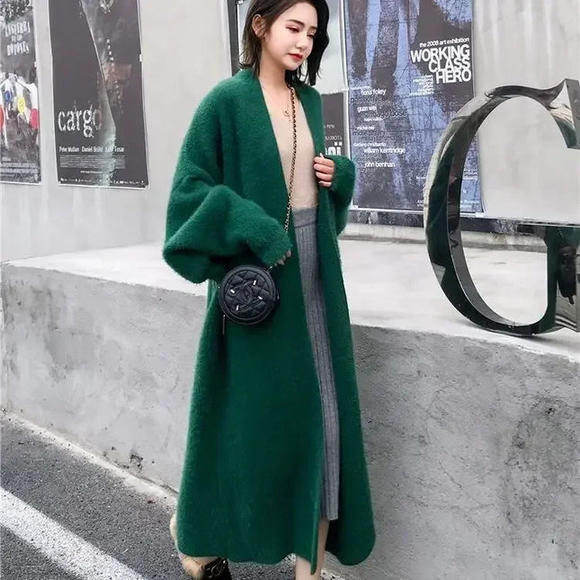 Grüner flauschiger Strickmantel lang in Ganzansicht, oversize und bodenlang