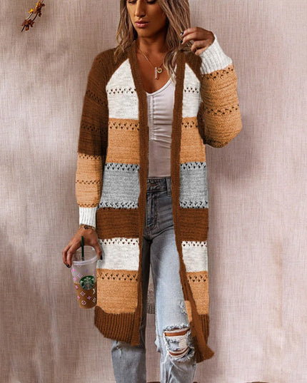 Brauner Strickmantel mit Streifen in Colorblock-Design von vorne