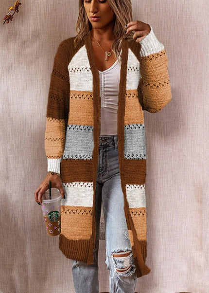Brauner Strickmantel mit Streifen in Colorblock-Design von vorne