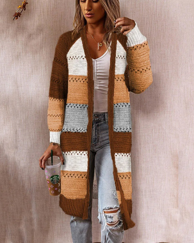 Brauner Strickmantel mit Streifen in Colorblock-Design von vorne