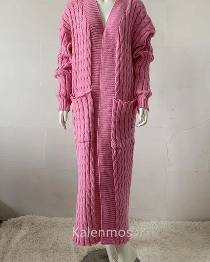 Pinker Strickmantel mit Zopfmuster und V-Ausschnitt, bodenlang, von vorne
