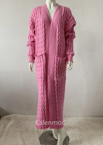 Pinker Strickmantel mit Zopfmuster und V-Ausschnitt, bodenlang, von vorne