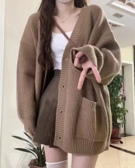 Taupefarbener Oversize Strickmantel mit Taschen, Vorderansicht