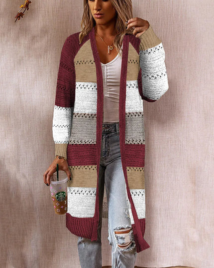 Weinroter Strickmantel Colorblock mit Streifen in Beige, Weiß und Grau, offen getragen