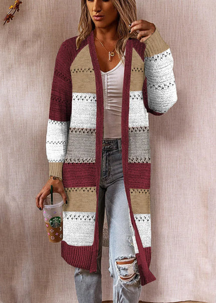 Weinroter Strickmantel Colorblock mit Streifen in Beige, Weiß und Grau, offen getragen