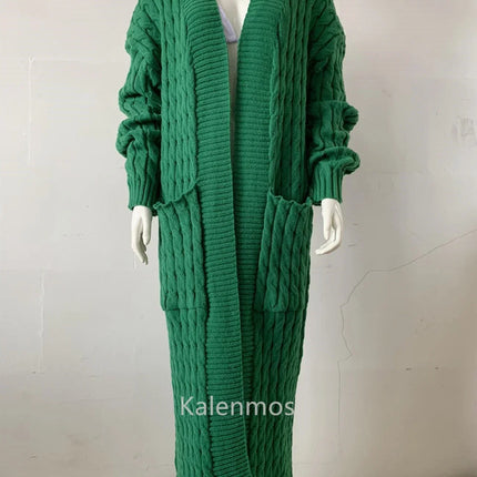 Grüner Strickmantel mit Zopfmuster, bodenlang, offen getragen, V-Ausschnitt