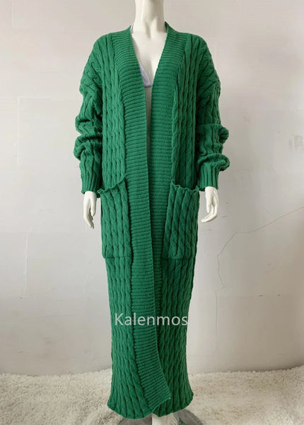 Grüner Strickmantel mit Zopfmuster, bodenlang, offen getragen, V-Ausschnitt