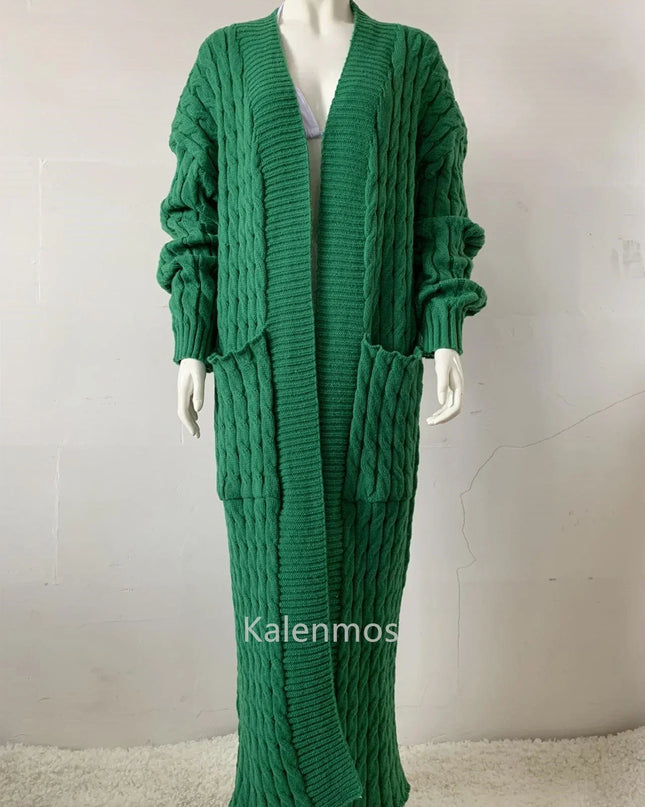 Grüner Strickmantel mit Zopfmuster, bodenlang, offen getragen, V-Ausschnitt