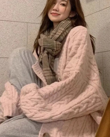 Rosa Oversize Strickmantel mit Zopfmuster, offen getragen mit Hose