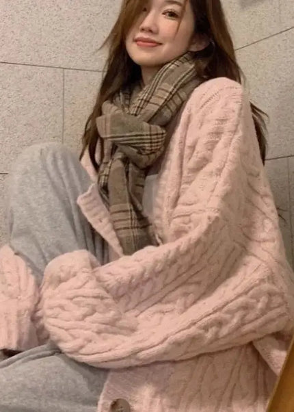 Rosa Oversize Strickmantel mit Zopfmuster, offen getragen mit Hose