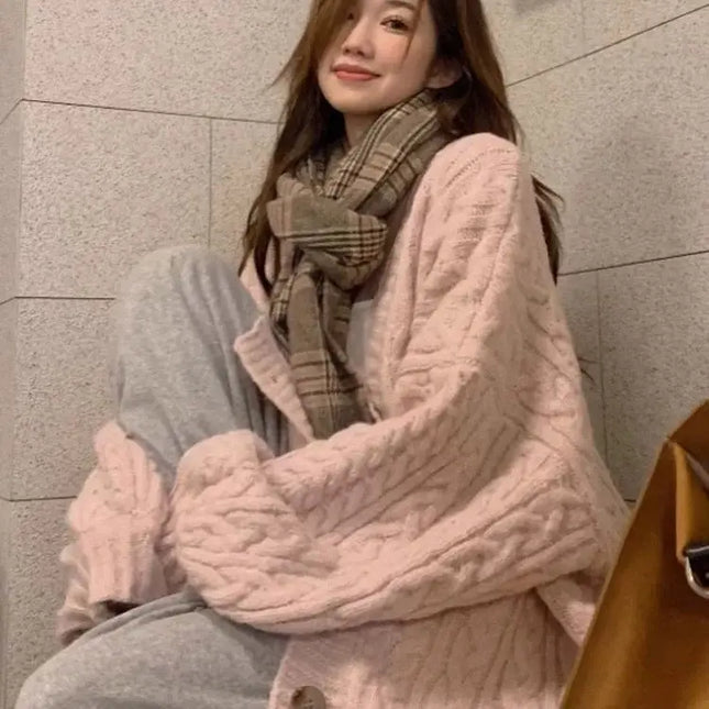 Rosa Oversize Strickmantel mit Zopfmuster, offen getragen mit Hose