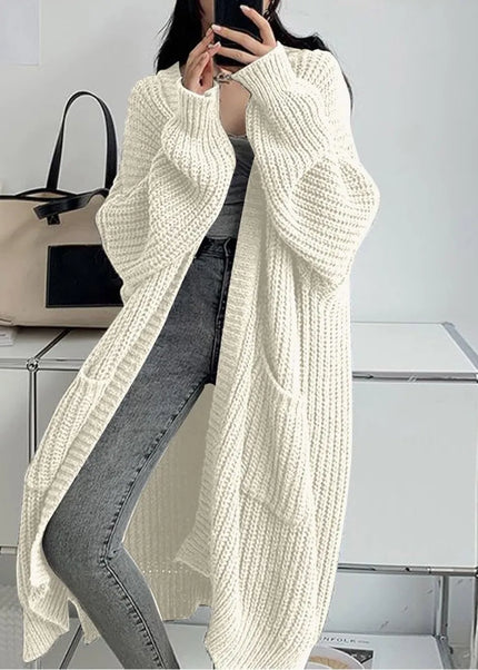 Cremefarbener Strickmantel im Grobstrick, bodenlang, von vorne