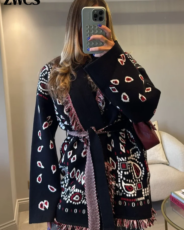 Schwarz-weißer Strickmantel mit Bindegürtel, Seitenansicht