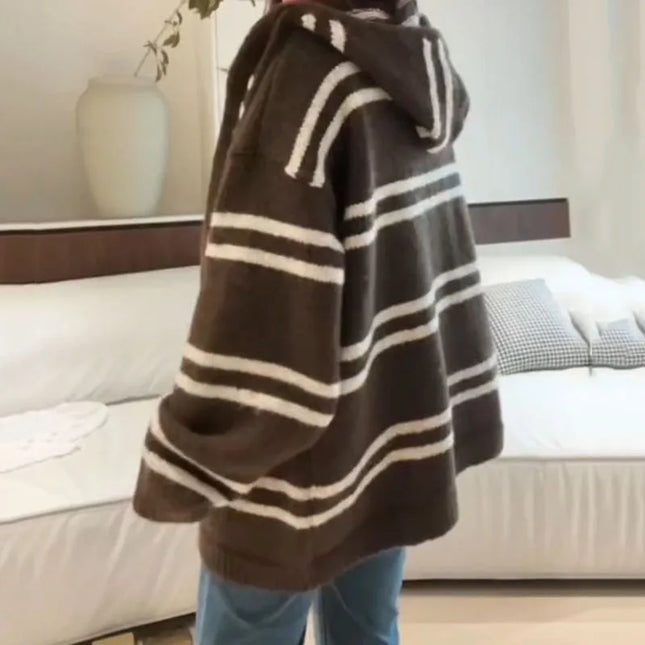 Seitenansicht des Oversize-Strickmantels mit Kapuze und Streifenmuster