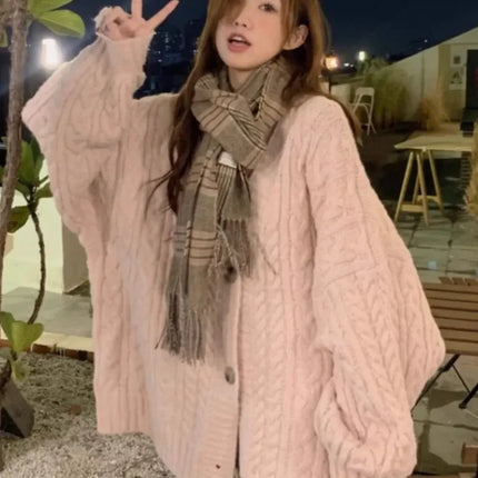 Rosa Oversize Strickmantel mit Zopfmuster und Knopfleiste, Vorderansicht