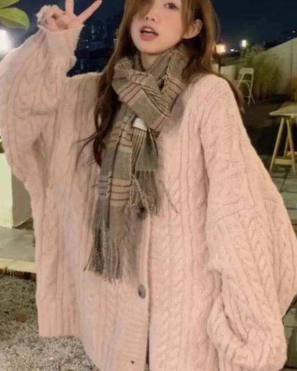 Rosa Oversize Strickmantel mit Zopfmuster und Knopfleiste, Vorderansicht