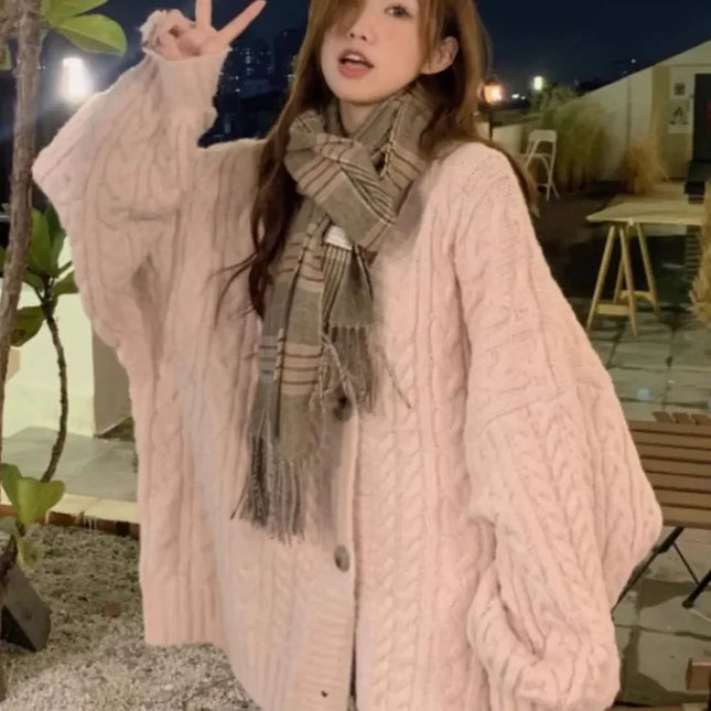 Rosa Oversize Strickmantel mit Zopfmuster und Knopfleiste, Vorderansicht