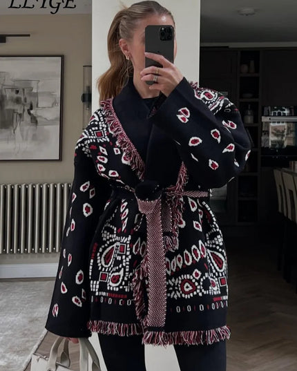 Cremefarbener Strickmantel mit Fransen und blauem Muster