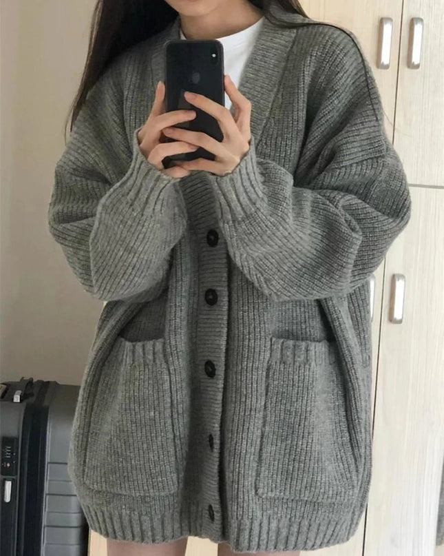 Schwarzer Strickmantel mit Knopfleiste, Detailaufnahme