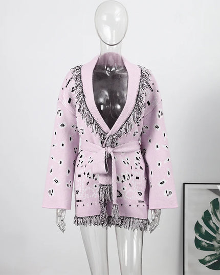 Rosa Strickmantel mit Gürtel und Fransen, Paisley-Jacquard-Muster, Vorderansicht