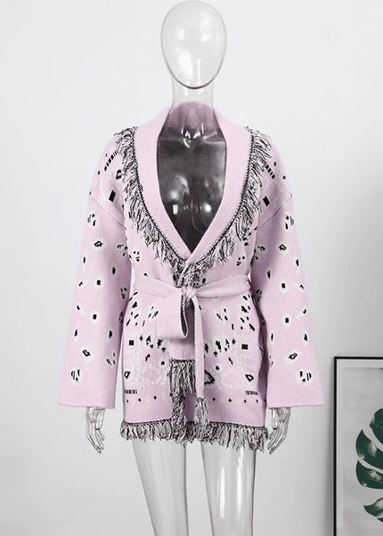 Rosa Strickmantel mit Gürtel und Fransen, Paisley-Jacquard-Muster, Vorderansicht