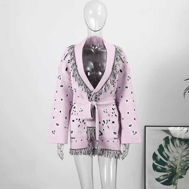 Rosa Strickmantel mit Gürtel und Fransen, Paisley-Jacquard-Muster, Vorderansicht