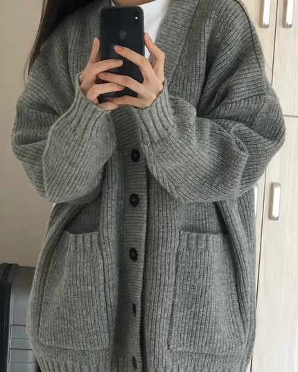 Grauer Strickmantel Oversize mit Knopfleiste in Frontansicht