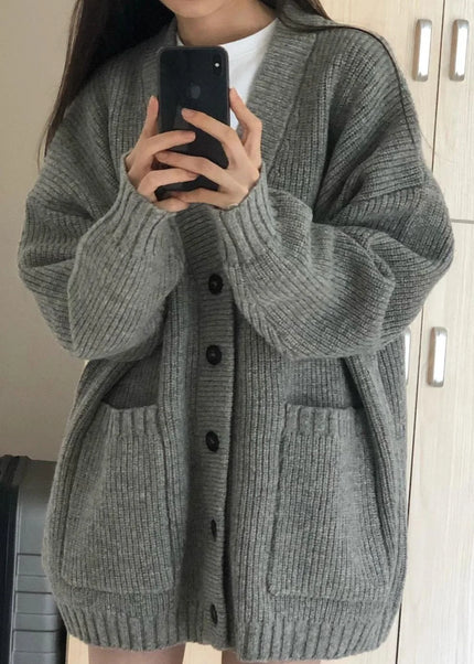 Grauer Strickmantel Oversize mit Knopfleiste in Frontansicht
