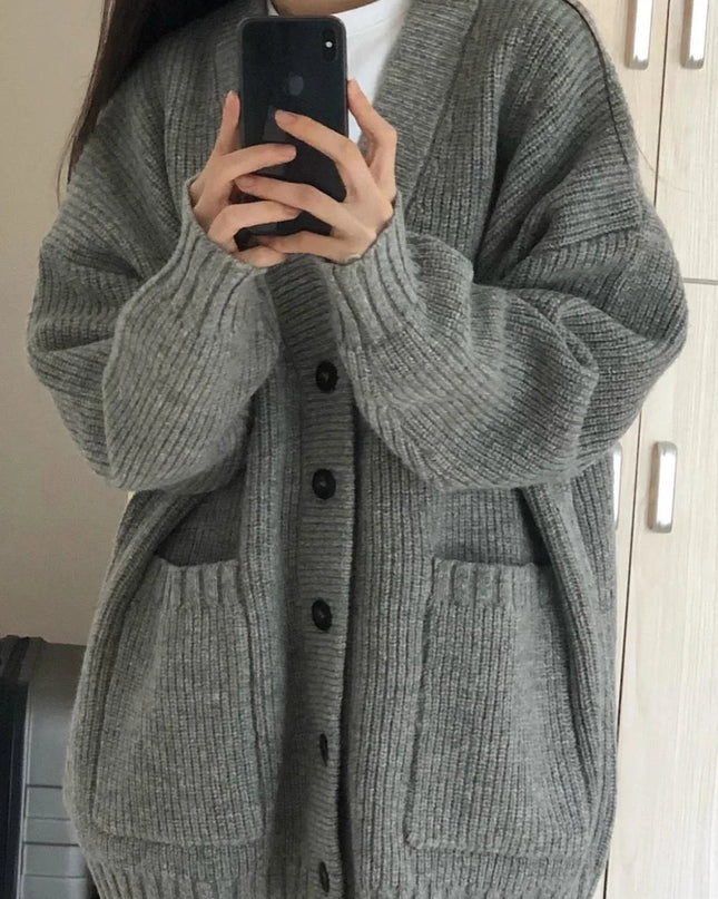 Grauer Strickmantel Oversize mit Knopfleiste in Frontansicht