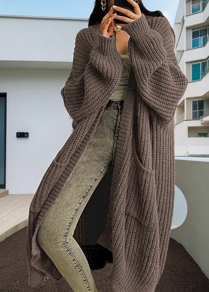 Brauner Oversize Strickmantel mit Taschen in Grobstrick, Frontansicht