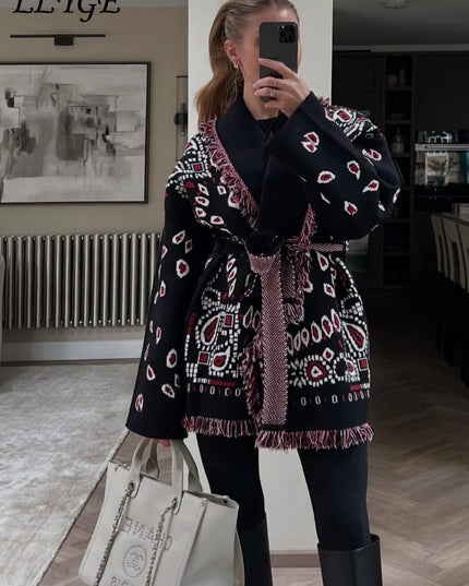 Detail des blauen Paisley-Jacquard-Musters auf dem Strickmantel