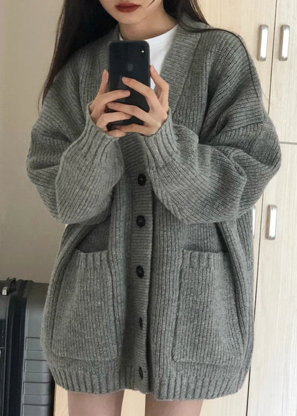 Grauer Strickmantel mit Taschen für Damen im Grobstrick von vorne