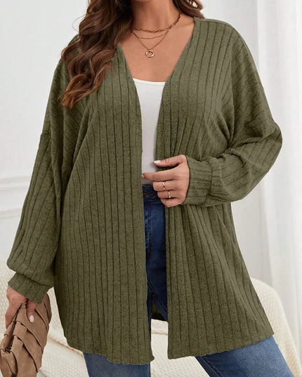 Olivgrüner Strickmantel große Größen, offener Rippstrick-Cardigan in Plus Size, Vorderansicht