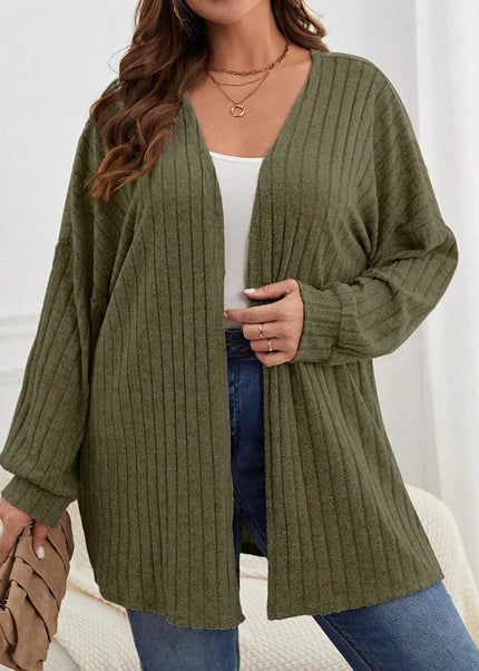 Olivgrüner Strickmantel große Größen, offener Rippstrick-Cardigan in Plus Size, Vorderansicht