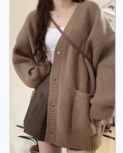 Rückansicht des grauen Strickmantels mit Rippbündchen